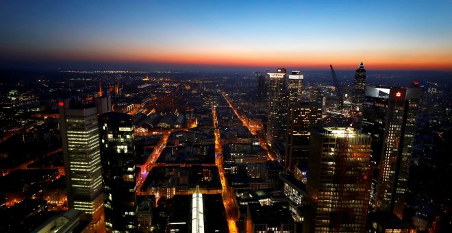 Vista nocturna del distrito financiero de Fráncfort. REUTERS/Kai Pfaffenbach