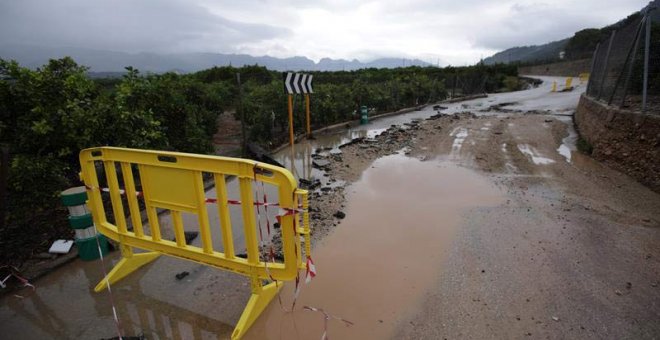 Una carretera local cortada en los alrededores de Gandía por las fuertes lluvias. (NATXO FRANCÉS | EFE)