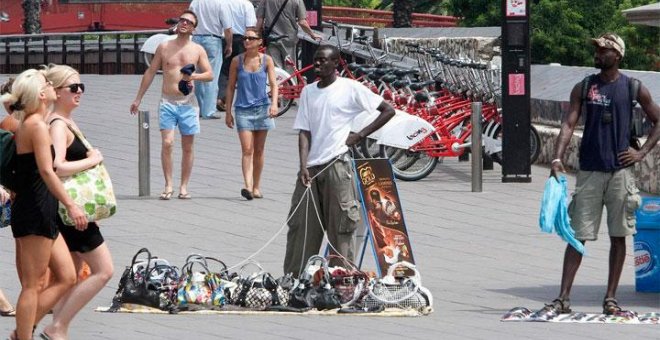 Un mantero vende objetos falsificados en el centro de Barcelona. EFE/Archivo