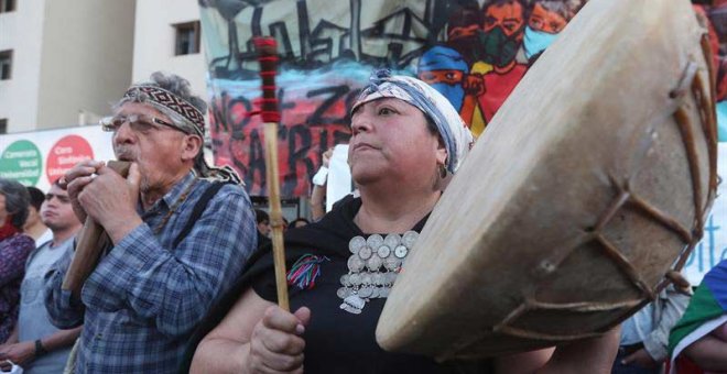 Protesta en Santiago (Chile) por la muerte a tiros de un comunero mapuche en el sur del país. (ALBERTO VALDÉS | EFE)