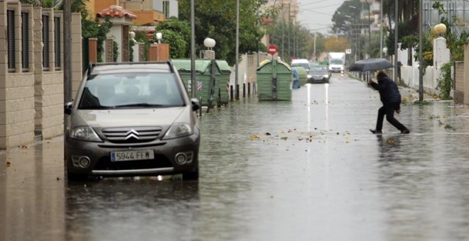 Imagen de una de las calles inundadas de la playa de Gandia y que debido a las fuertes lluvias en la comarca de La Safor se mantiene la alerta roja en el litoral sur de la provincia de València EFE/Natxo Francés