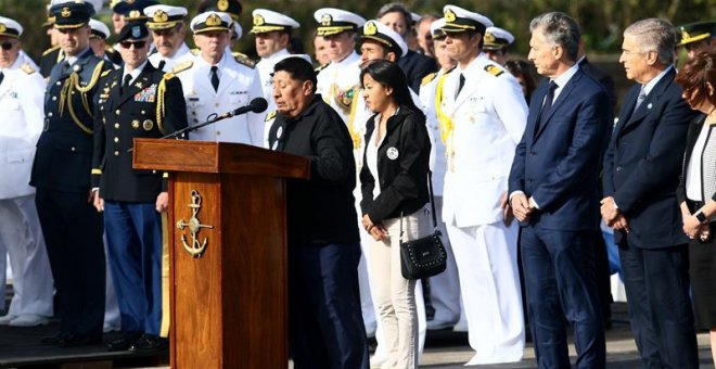 osé Aramayo (c.i), padre de uno de los tripulantes del submarino argentino ARA San Juan, habla al cumplirse el primer aniversario de su desaparición hoy, jueves 15 de noviembre de 2018, en Mar del Plata (Argentina). Los familiares de los 44 tripulantes de