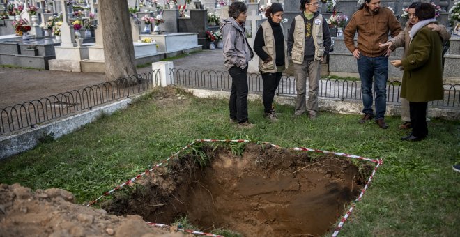 Los familiares de Enrique Horcajuelo en el cementerio de Talavera de la Reina (Toledo) con el  secretario general de Podemos, Pablo Iglesias. DANI GAGO