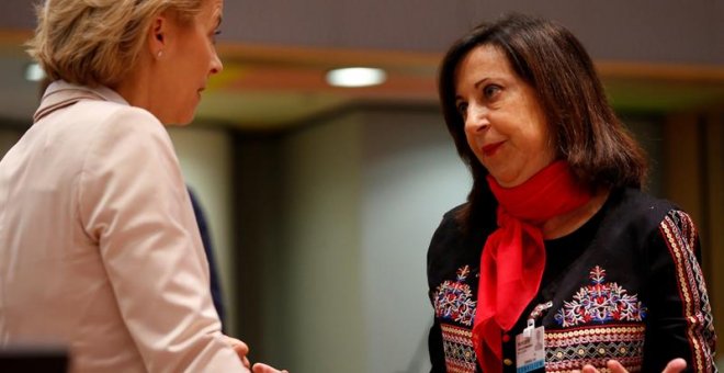 La ministra de Defensa española, Margarita Robles (d), conversa con su homóloga alemana, Ursula von der Leyen (i), durante la reunión de ministros de Defensa y Asuntos Exteriores de la Unión Europea (UE), en Bruselas (Bélgica), hoy, 19 de noviembre de 201