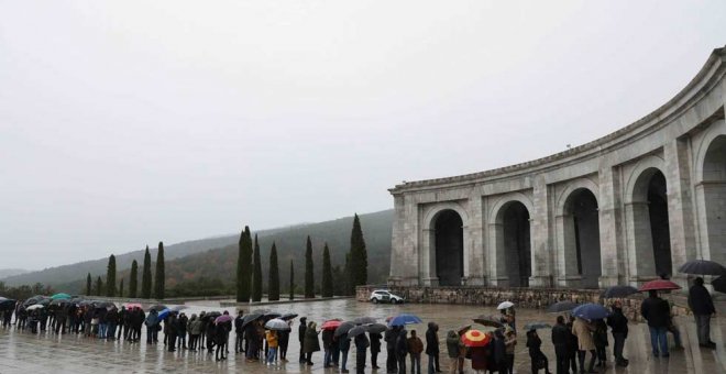 Este 20-N será el último que se pueda ver a Franco en su tumba, quizá por ello este año haya más colas que en años anteriores. (SUSANA VERA | REUTERS)