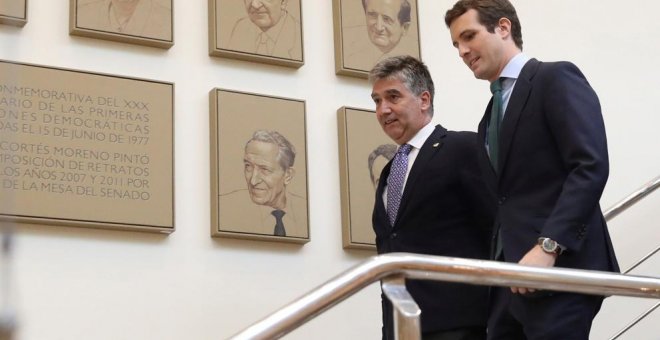 El presidente del Partido Popular, Pablo Casado, junto al portavoz del GPP en la Cámara Alta, Ignacio Cosidó. (Ballesteros / EFE)