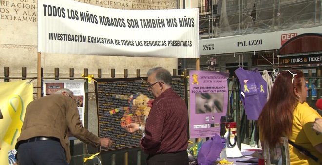 Asociaciones de bebés robados se concentran en la puerta del Sol. EUROPA PRESS/Archivo