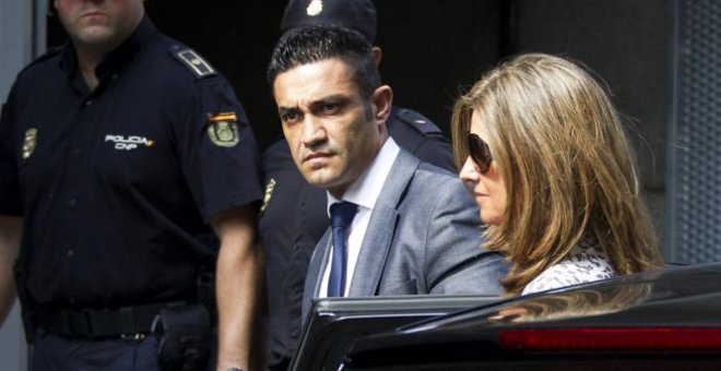 El chófer de Barcenas, Sergio Ríos, junto a Rosalía Iglesias, la mujer del extesorero. AFP/Archivo