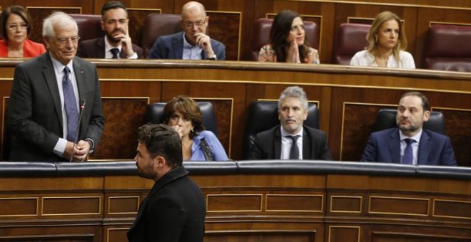 Gabriel Rufián abandona el Congreso ante la mirada de Borrell, quien denunció haber sido escupido por un diputado de ERC. / JAVIER LIZÓN (EFE)