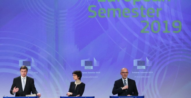 El vicepresidente de la Comisión Europea, Valdis Dombrovskis, la comisaria de Empleo y Asuntos Sociales, Marianne Thyssen, y el comisario de Asuntos Económicos y Monetarios, Pierre Moscovici, en la rueda de prensa en Bruselas para la presentación del info