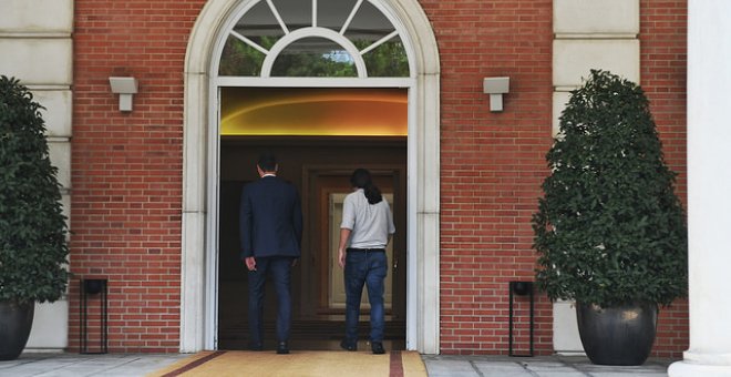 El presidente del Gobierno, Pedro Sánchez, y el secretario general de Podemos, Pablo Iglesias, en una reunión en Moncloa / Daniel Gago - Podemos