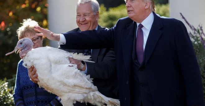 20/11/2018.- El presidente estadounidense, Donald Trump (d), y el presidente de la Federación Nacional del Pavo, Jeff Sveen (c), participan en el acto de perdón por Acción de Gracias en la Casa Blanca de Washington, (EE.UU.), hoy, 20 de noviembre del 2018