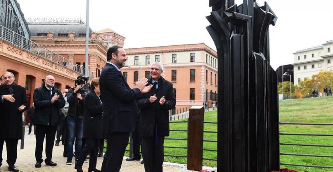 l ministro de Fomento, José Luis Ábalos,iz., acompañado por el presidente de Renfe, Isaías Táboas,d., durante el descubrimiento de una placa conmemorativa el acto celebrado hoy en la estación de Atocha o en memoria de los ferroviarios afectados por los pr