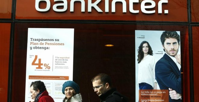 Un anuncio de planes de pensiones en una oficina de Bankinter. E.P.