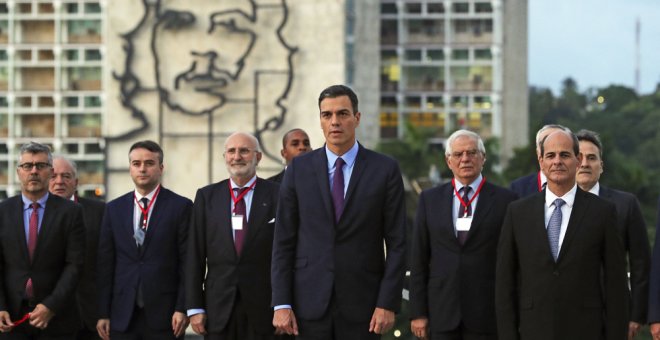 El presidente del Gobierno español, Pedro Sánchez, y el viceministro cubano de Relaciones Exteriores, Rogelio Sierra, durante la ofrenda foral en el monumento al prócer independentista cubano José Martí, en La Habana. EFE/Juanjo Martín