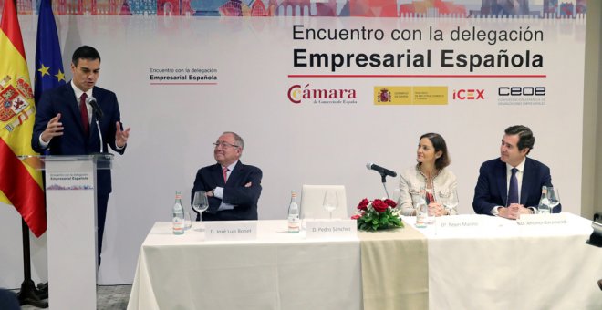 El presidente del Gobierno Pedro Sánchez, la ministra de Industria Reyes Maroto, y el presidente de la CEOE Antonio Garamendi, en una reunión con empresarios españoles que tienen intereses en Cuba. EFE/JuanJo Martin