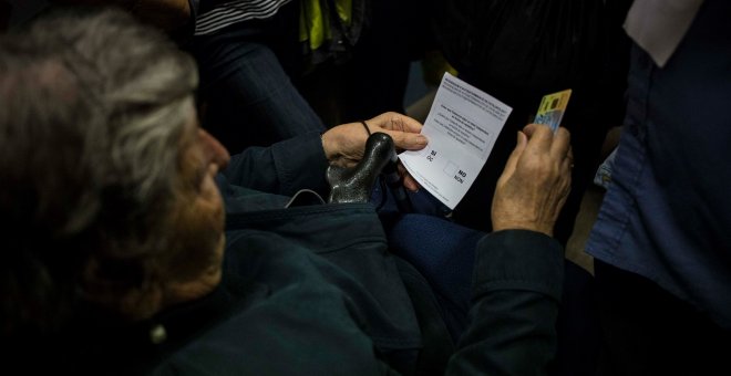 Una mujer prepara la papeleta para votar en el referéndum de independencia del Catalunya del 1 de octubre de 2017 en Barcelona.- JAIRO VARGAS