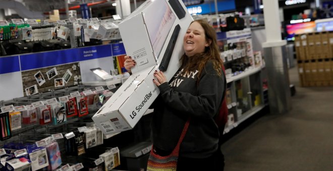 Una mujer, visiblemente cargada, durante el Black Friday en Nueva York. REUTERS/Shannon Stapleton