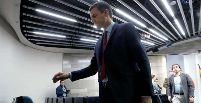 El presidente del Gobierno, Pedro Sánchez, tras comparecer hoy en el Palacio de la Moncloa, en Madrid, donde ha anunciado que España ha alcanzado un acuerdo sobre Gibraltar y, por tanto, mañana levantará el veto en la reunión de líderes comunitarios y vot