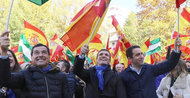 El presidente del Partido Popular, Pablo Casado (C), el Secretario del PP, Teodoro García (I), y el candidato a la presidencia de la Junta de Andalucía Juanma Moreno (i), en el mitin del Partido Popular a una semana de las elecciones, esta mañana en Grana