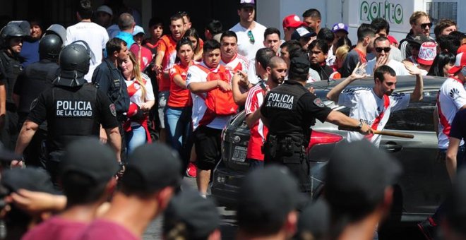 Integrantes de la policía argentina dirigen a aficionados de River Plate hoy en el partido de la final de la Copa Libertadores entre River Plate y Boca Juniors en el estadio Monumental en Buenos Aires (Argentina). EFE/ Luna Maximiliano