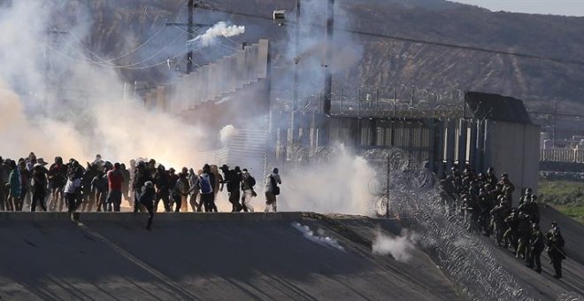 25/11/2018.- Vista de gases lacrimógenos que la policía fronteriza utiliza para evitar que grupos de personas crucen hoy, la garita El Chaparral, de la ciudad de Tijuana, en el estado de Baja California (México). Un grupo de migrantes de la caravana de ce