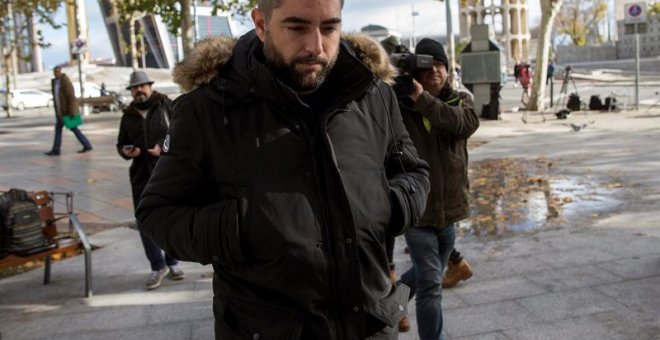 26/11/2018.-El titular del Juzgado de Instrucción número 47 de Madrid ha citado a declarar este lunes como investigado al humorista Dani Mateo, en la imagen a su llegada al juzgado, por sonarse la nariz con la bandera de España en una escena del programa