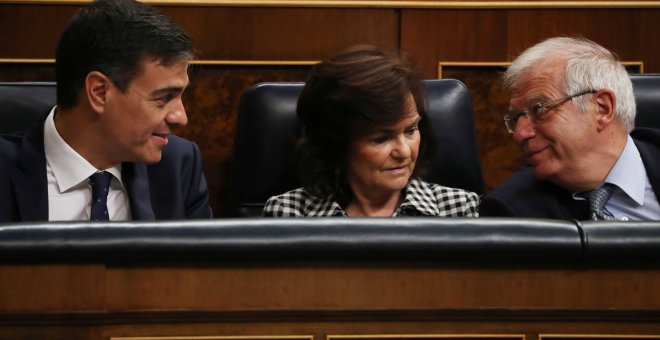 El presidente del Gobierno, Pedro Sanchez, con la vicepresidenta Carmen Calvo y el ministro de Asuntos Exteriores, Josep Borrell, en el Congreso de los Diputados. REUTERS/Susana Vera