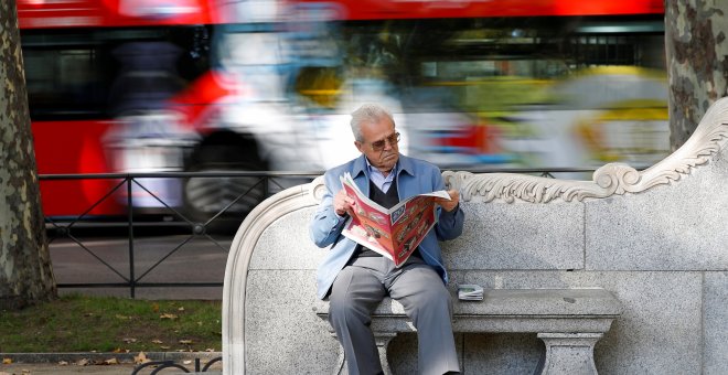 Un pensionista lee el periodico en un banco en el centro de Madrid. REUTERS/Paul Hanna