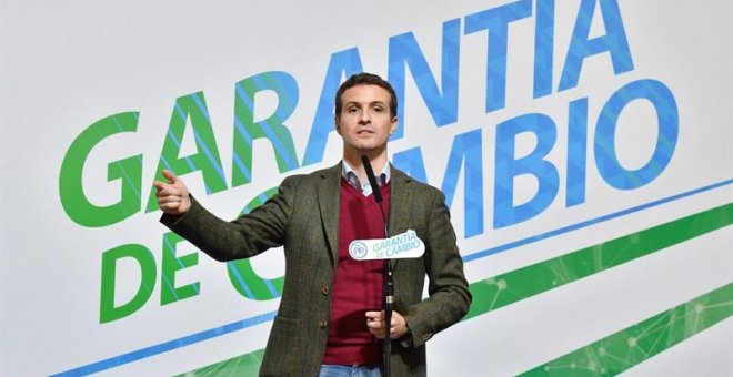 El presidente del Partido Popular, Pablo Casado , durante su intervención en un encuentro con simpatizantes en el municipio almeriense de Roquetas de Mar. /EFE