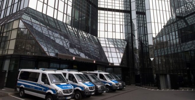 Vehículos de la policía estacionados en la sede de Deutsche Bank en Frankfurt en el registro por sospechas de lavado de dinero (29 de noviembre de 2018) | AFP