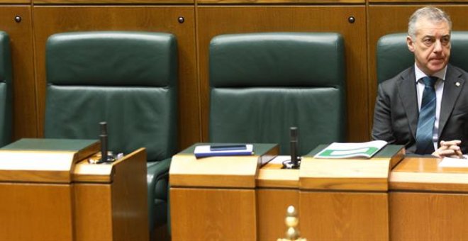 El lehendakari, Iñigo Urkullu, durante el pleno del Parlamento Vasco que debate hoy iniciativas relativas al 40 aniversario de la Constitución Española. | David Aguilar / EFE