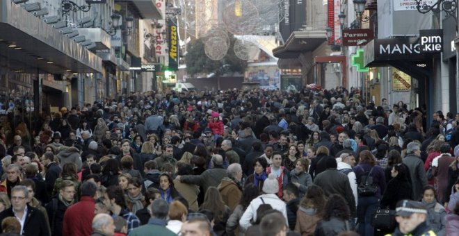 La calle Preciados, una de las principales arterias comerciales del centro de Madrid, en Navidades. EFE