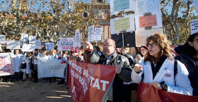 Decenas de médicos de atención primaria se concentran ante el Parlament en protesta por los recortes de los últimos años. (MARTA PÉREZ | EFE)