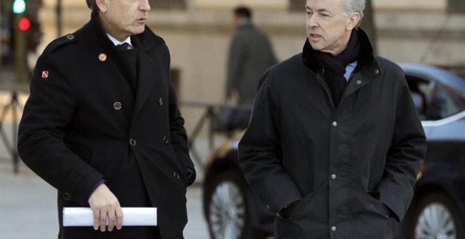 Felipe Benjumea, expresidente de Abengoa (d.) junto con su abogado, en una comparecencia en la Audiencia Nacional. EFE