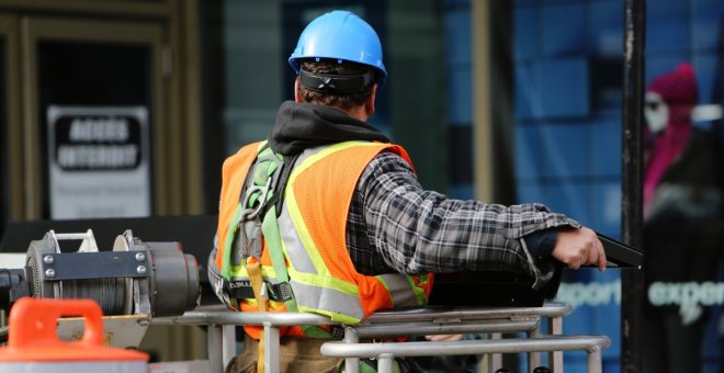 Un obrero desarrolla su labor ataviado con casco y  y chaleco reflectante. Foto: Pixabay