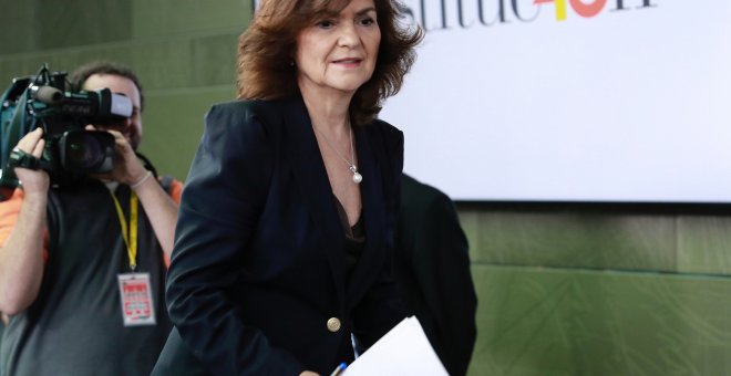 La vicepresidenta del Gobierno, Carmen Calvo, a su llegada a la rueda de prensa posterior a la reunión del Consejo de Ministros celebrada en el Palacio de la Moncloa. EFE/Ángel Díaz