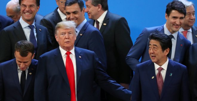 El presidente de EEUU, Donald Trump, junto al francés Emmanuel Macron, el holandés Mark Rutte, el  español Pedro Sánchez, el  canadiense Justin Trudeau y el japonés Shinzo Abe, tras posar para la foto de familia de la cumbre del G-20 en Buenos Aires. REUT