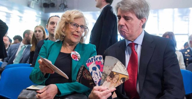 La alcaldesa de Madrid, Manuela Carmena, con el presidente de la Comunidad de Madrid, Ángel Garrido. EFE