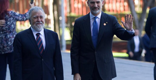 El Rey Felipe VI de España (d) y Alejandro Encinas (i), subsecretario de Derechos Humanos de la Secretaria de Gobernación, llegan al Palacio Nacional para asistir a un encuentro de mandatarios con el nuevo presidente de México, Andrés Manuel López Obrador