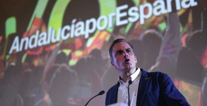 El secretario general de Vox, Javier Ortega, durante la comparecencia que ofrece para valorar la jornada electoral, hoy en el cuartel general en el hotel Ayre de Sevilla. EFE /Rafa Alcaide