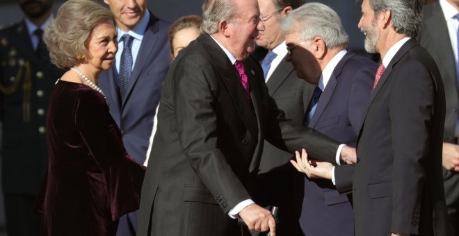 Los reyes eméritos Juan Carlos y Sofía, saludan al presidente del Tribunal Supremo Carlos Lesmes, en el exterior del Congreso de los Diputados, a su llegada a la solemne conmemoración del 40 aniversario de la Constitución. EFE/JuanJo Martín