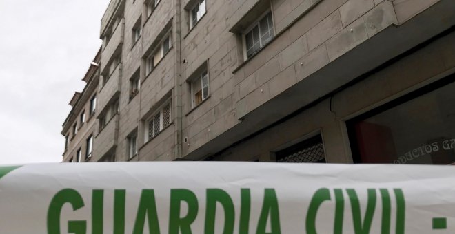 Vista de la fachada de la vivienda en O Grove (Pontevedra) en la que una mujer ha resultado herida tras ser disparada presuntamente por su pareja.- EFE/Sxenick