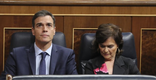 El presidente del gobierno Pedro Sánchez y la vicepresidenta Carmen Calvo en el hemiciclo del Congreso de los Diputados, en el que se celebra la solemne conmemoración del 40 aniversario de la Constitución. EFE/Zipi