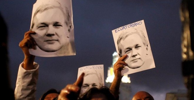 Simpatizantes del fundador de Wikileaks, Julian Assange. REUTERS/Stringer