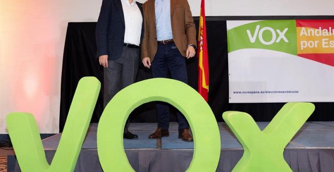 03/12/2018.- El presidente de Vox, Santiago Abascal (d), y el candidato a la presidencia de la Junta de Andalucía, Francisco Serrano, en rueda de prensa hoy en Sevilla donde ha asegurado que su formación "nunca" va a ser un "obstáculo" para que haya en An