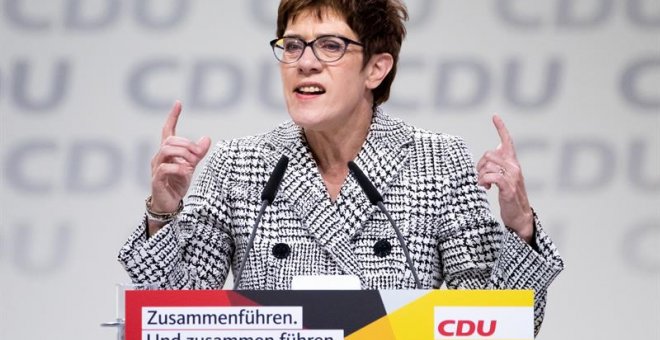 Annegret Kramp-Karrenbauer, que liderará la CDU alemana, mientras pronuncia su discurso durante el congreso federal del partido en Hamburgo en donde salió victoriosa | HAYOUNG JEON / EFE