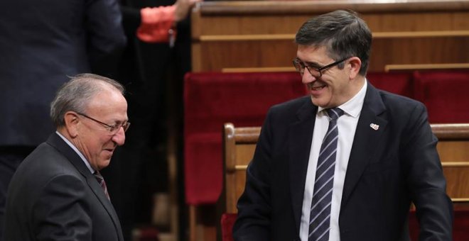 El expresidente del Congreso Patxi López (d), a su llegada al hemiciclo del Congreso de los Diputados, en el que se celebra esta mañana la solemne conmemoración del 40 aniversario de la Constitución, un 6 de diciembre en que coinciden, de forma excepciona