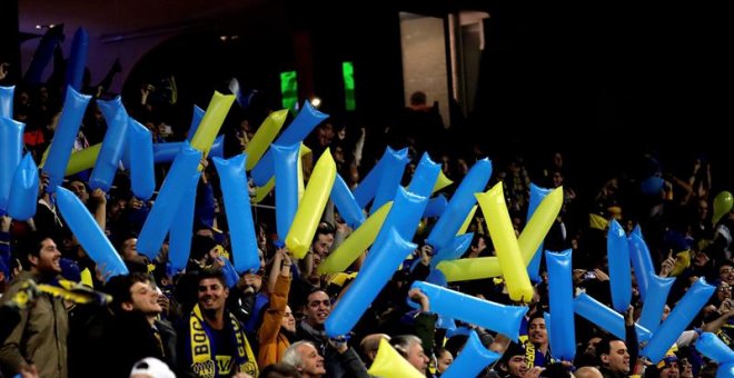 Aficionados de Boca Juniors animan en la grada del estadio Santiago Bernabeu donde esta noche se disputará el partido de vuelta de la final de la Copa Libertadores entre el River Plate y el Boca Juniors. EFE/JuanJo Martín