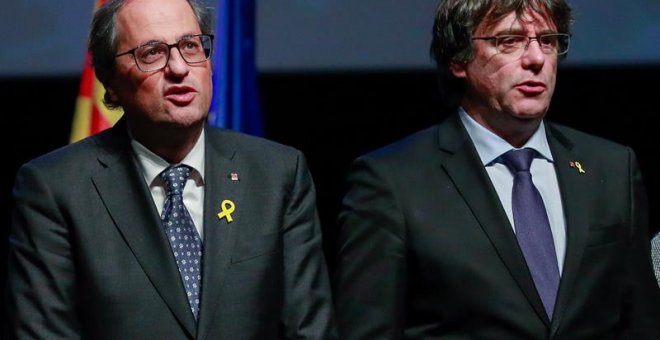 El expresidente catalán Carles Puigdemont (d), junto al presidente de la Generalitat, Quim Torra (i), durante el acto de presentación del Consejo por la República celebrado hoy en el teatro flamenco KVS de la capital belga. EFE / STEPHANIE LECOCQ